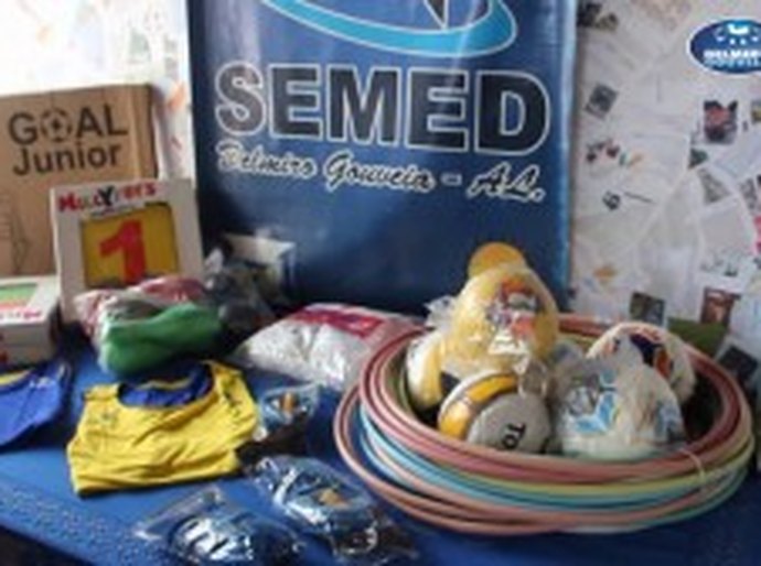 SEMED de Delmiro Gouveia realiza a entrega de kits esportivo