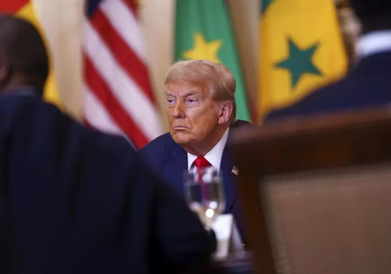 Trump aplica tarifa de 50% contra Brasil e usa Bolsonaro como motivo