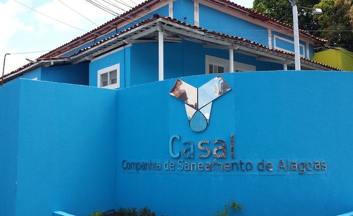 Casal faz limpeza de aqueduto para melhorar produção de água em Maceió