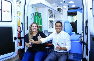 Prefeita Jeannyne Beltrão entrega ambulância à população de Jequiá da Praia  