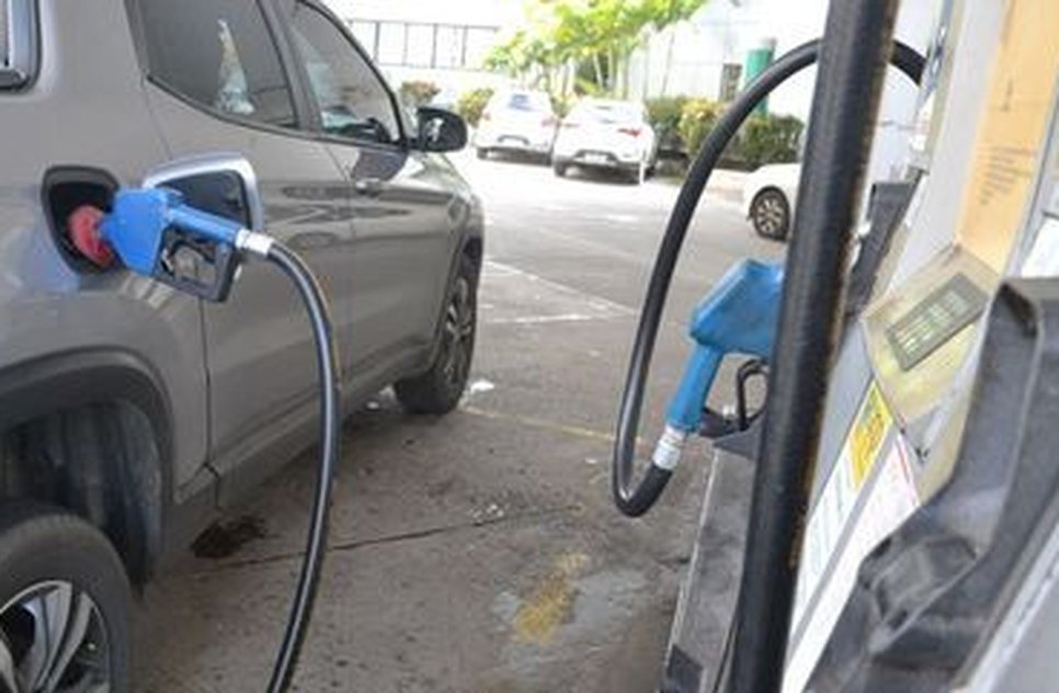 Petrobras anuncia redução de R$ 0,12 na gasolina e aumento de R$ 0,25 no diesel; confira novos valores