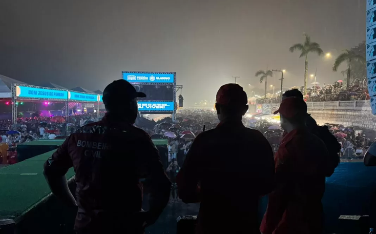 Chuvas intensas cancelam shows da festa do Bom Jesus dos Navegantes em Penedo