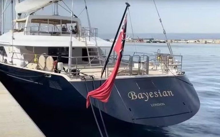 'Um pequeno Costa Concordia': corpos estão presos dentro dos destroços do superiate de luxo a 50 metros de profundidade na Itália