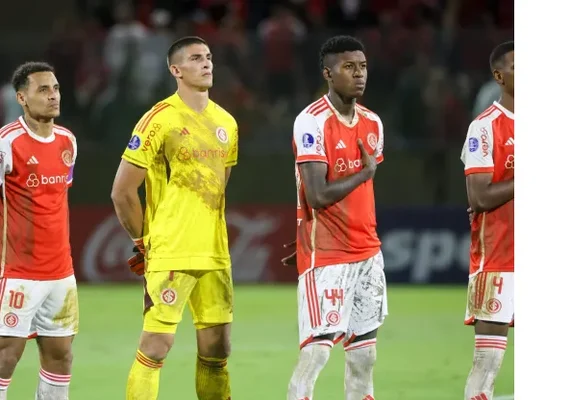 Com uniforme 'sujo de lama', Internacional volta a jogar mas perde partida pela Sul-Americana
