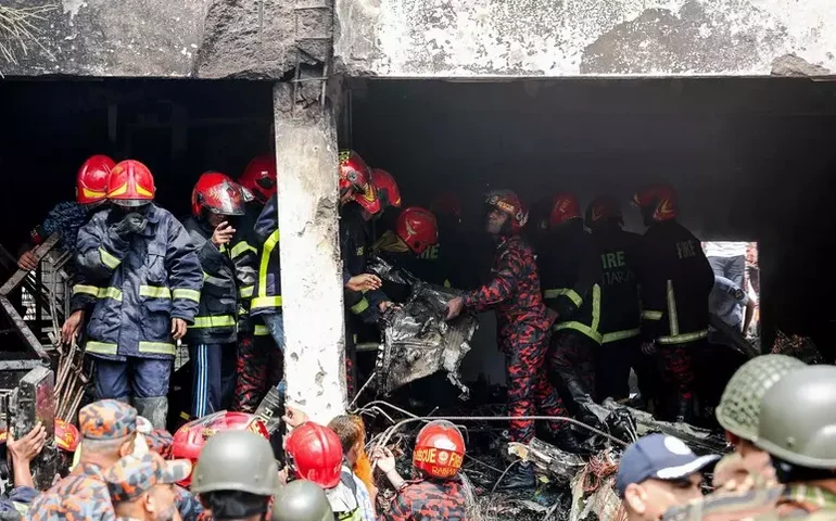 Avião militar cai em faculdade em Bangladesh e mata ao menos 16