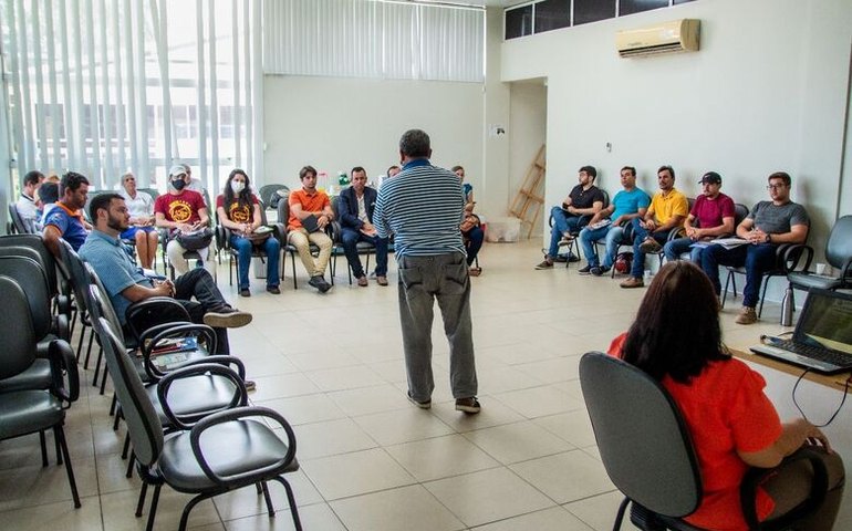 Uso de tecnologia social é tema de capacitação promovida pela Prefeitura para produtores de camarão