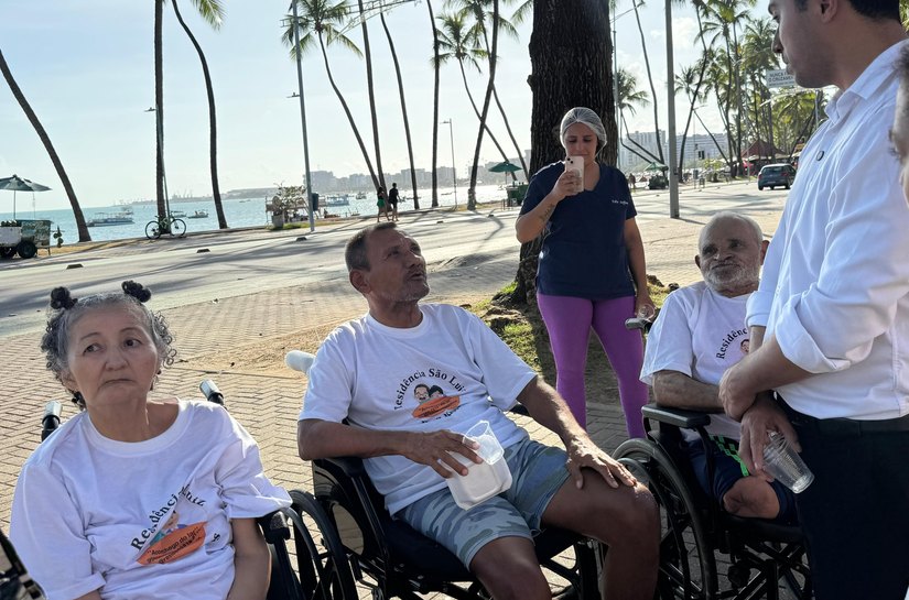 Vereador David do Emprego promove ação solidária e leva idosos para tarde de lazer na orla de Maceió