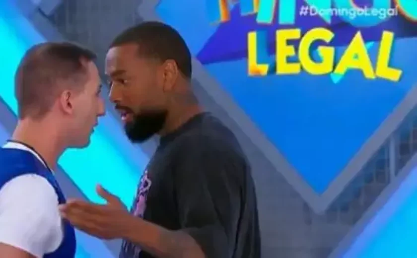 Filho de Otávio Mesquita leva empurrão de Nego do Borel no palco do 'Domingo Legal'