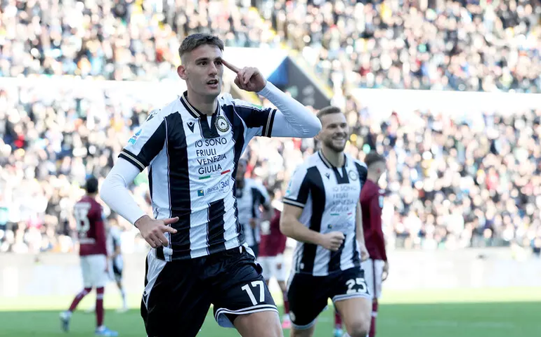 Napoli anuncia contratação do atacante Lorenzo Lucca