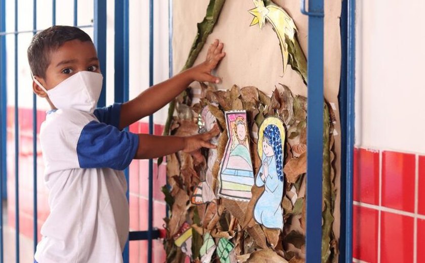 Estudantes decoram escolas e creches com materiais recicláveis