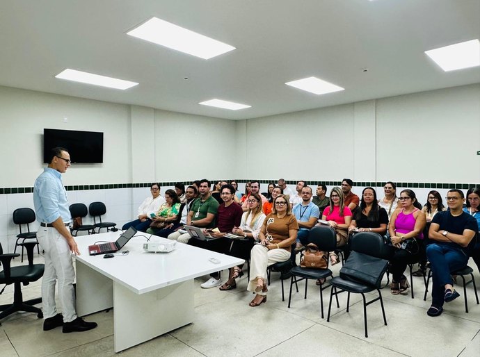 Secretária Renilda Pereira e adjunta Ana Holanda se reúnem com técnicos da Semede para discutir planejamento do ano letivo