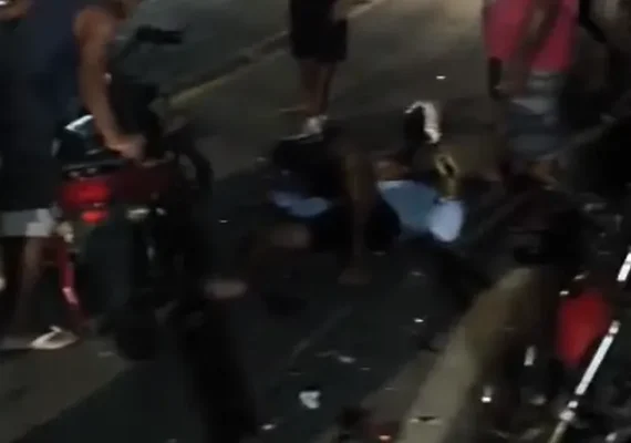 VÍDEO: Três pessoas ficam feridas após colisão entre motocicletas em Maceió