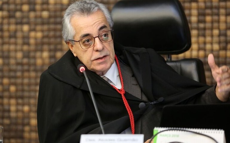 Após pedido de Rodrigo Cunha, Justiça suspende entrega de cestas básicas em Alagoas