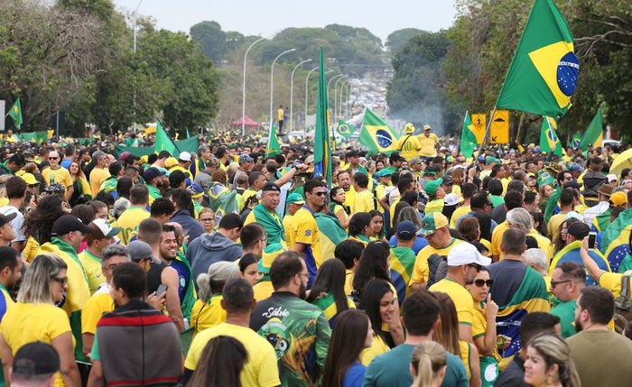 Bolsonaristas em ato antidemocrático em frente ao QG em Brasília