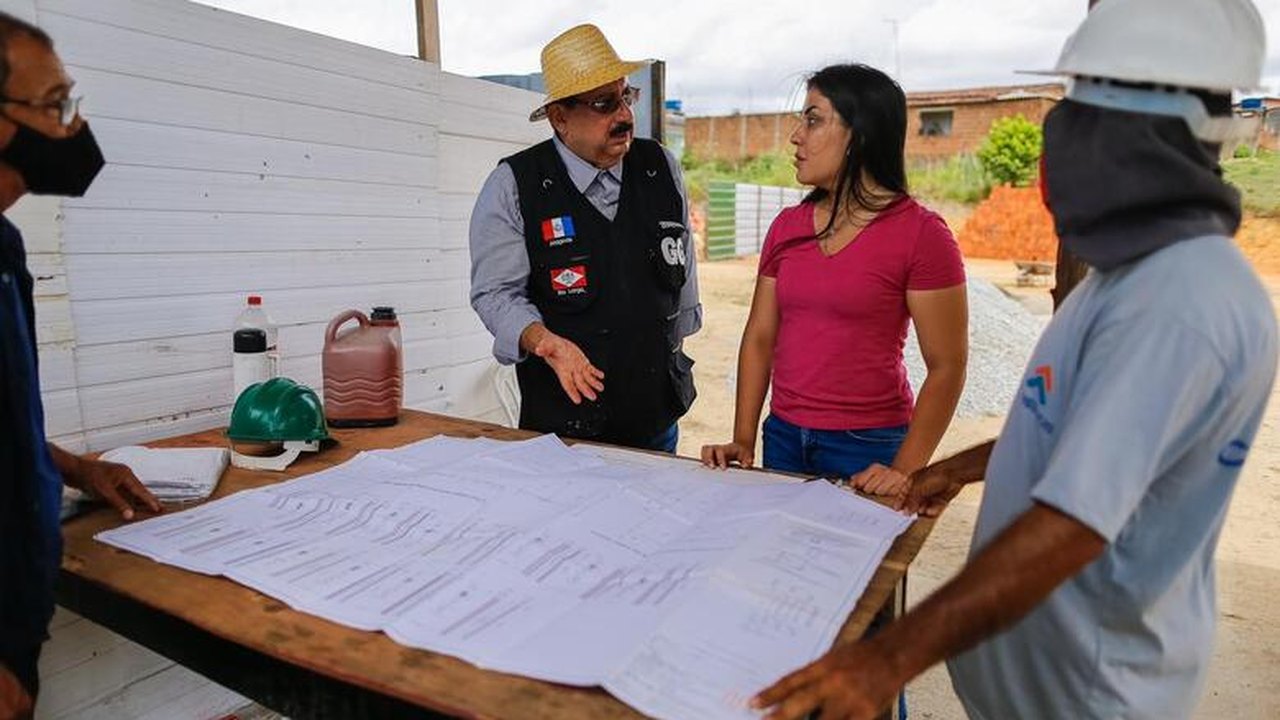 Gilberto e Gabriela Gonçalves vistoria obras da construção de UBS no Cucau, em Rio Largo