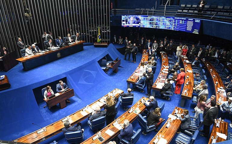 Alguém está mentindo