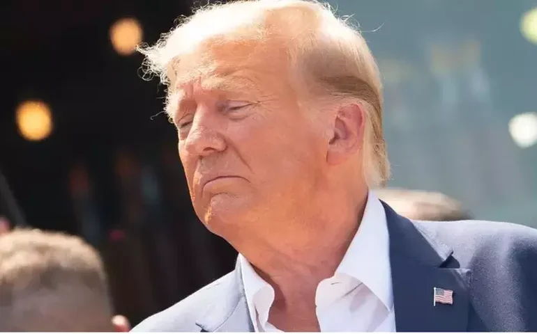Donald Trump é retirado às pressas do palco durante comício na Pensilvânia, após tiros serem ouvidos