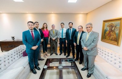 Prefeito JHC faz visita de cortesia ao governador em exercício Kléver Loureiro e destaca união de esforços