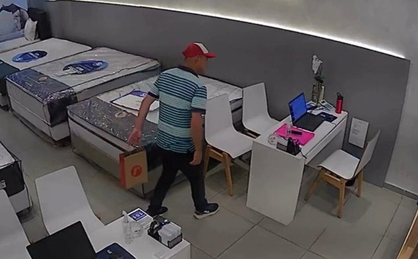 Homem é flagrado furtando celular em loja de colchões em shopping de Maceió