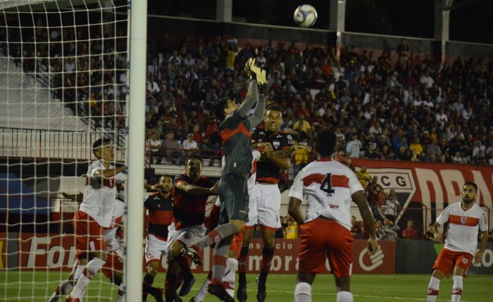 Vinicius Silvestre durante partida contra o Atlético-GO na Série B