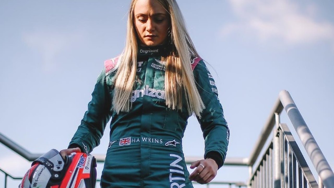 Dublê em filme de James Bond, britânica vira 1ª mulher a testar carro de F-1 em quase 5 anos