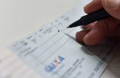 Aprovada proposta que estabelece novas regras para pagamento com cheques no comércio