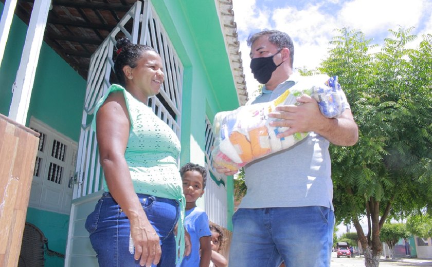 Prefeitura de Penedo leva assistência social para famílias da comunidade Ponta Mofina