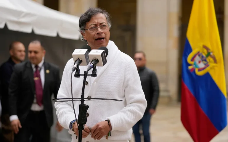 'Nunca falei com um narcotraficante em toda a minha vida', diz presidente da Colômbia