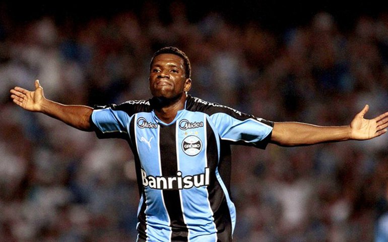 Ex-atacante do Grêmio e Cruzeiro Diego Clementino acerta com o CSE