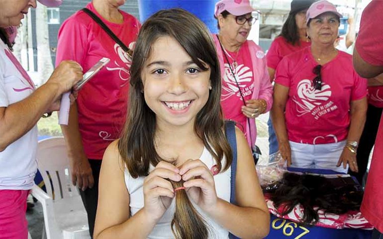 Maceió Rosa promove ação de solidariedade e conscientização na orla