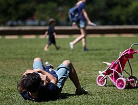 Pais estão menos presentes na criação dos filhos, aponta estudo