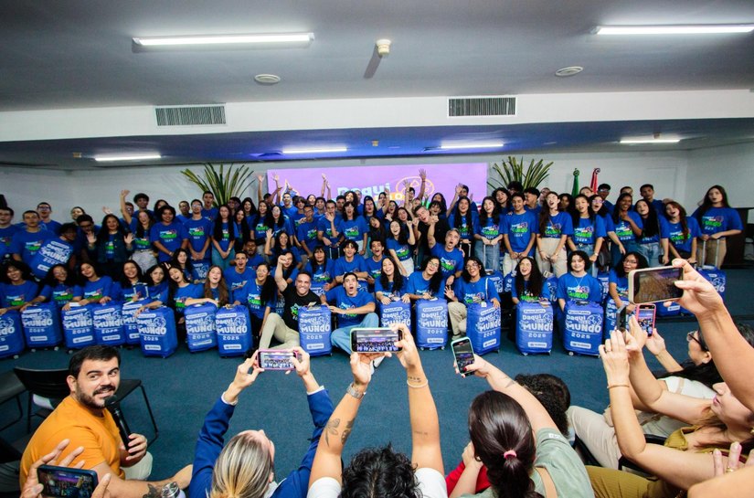 Daqui Pra o Mundo: Governador entrega 100 kits de viagem para alunos que farão intercâmbio na Inglaterra