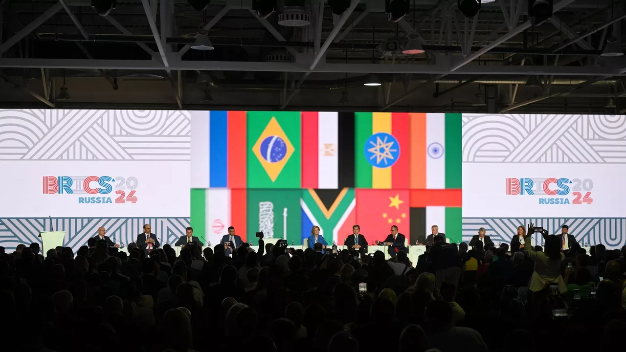Lula sinaliza à equipe que Brasil será contra ingresso da Venezuela no BRICS, diz mídia