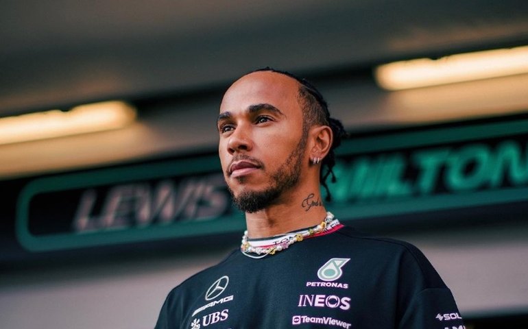 Hamilton mostra irritação, reclama do carro e chefe da Mercedes rebate: 'Apenas pilote'