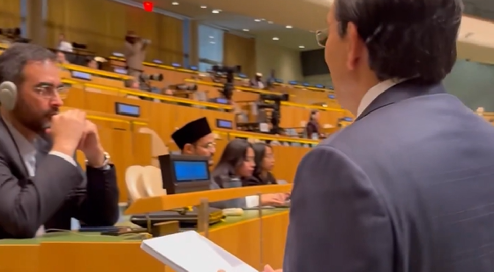 Danny Danon ofereceu o aparelho ao representante do Irã, que ignorou provocação