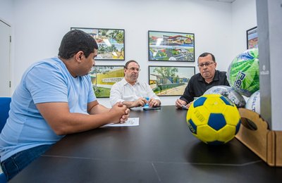 Prefeitura entrega kits para centros de apoio ao esporte em Arapiraca