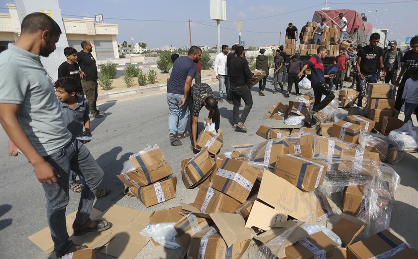 Mais de 900 caminhões com ajuda humanitária chegaram a Gaza nesta segunda-feira (20)