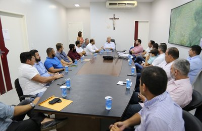 Teófilo cobra celeridade de obras em reunião com construtoras 