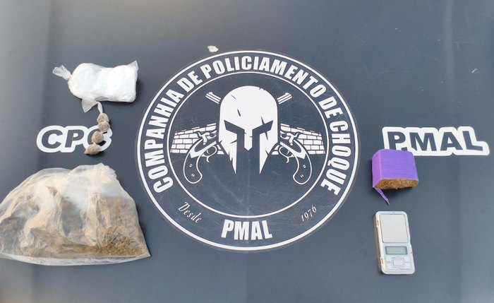 Policiais encontraram aproximadamente 185 gramas de maconha e uma balança de precisão