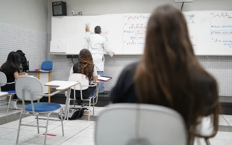 Brasil reduziu investimento em educação entre 2015 e 2021, na contramão de países da OCDE
