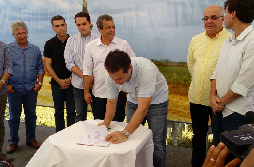 Marcius Beltrão e Renan Filho assinam ordens de serviços para obras em Penedo
