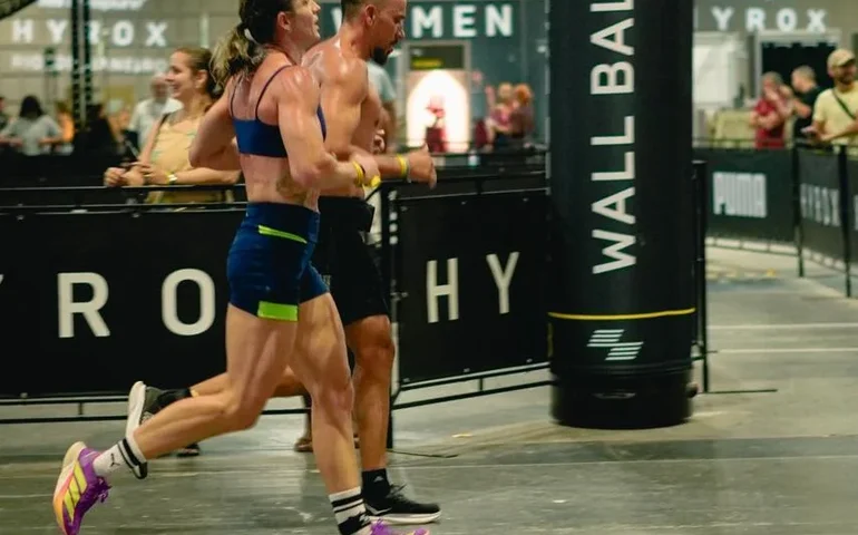 Paulo Menezes e Luciane Araújo brilham no Hyrox e garantem vaga para o Mundial 2026