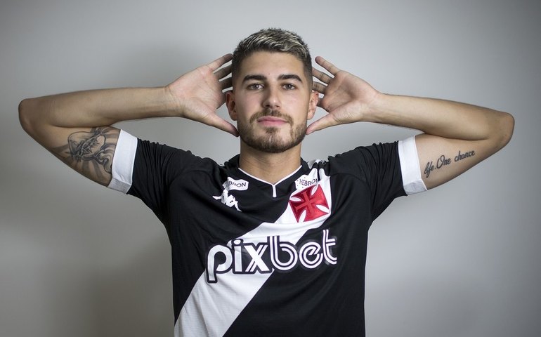 Pedro Raul veste camisa 9 do Vasco prometendo um grande 2023 de olho na seleção