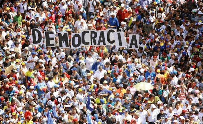 Pesquisa aponta que aumentou de 13% para 22% a fatia do que entendem que tanto faz se o governo é uma democracia ou ditadura