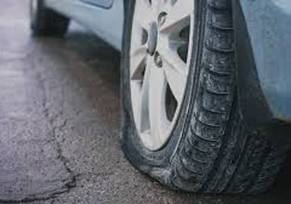 Motorista é flagrado embriagado, desabilitado e com pneu murcho