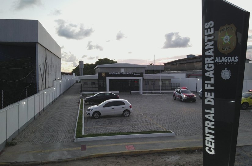 Homem é preso após fazer compras em supermercado com cartão furtado, em Maceió