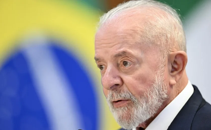 Lula chega ao Planalto para reunião com Silvio Almeida sobre acusação de assédio sexual