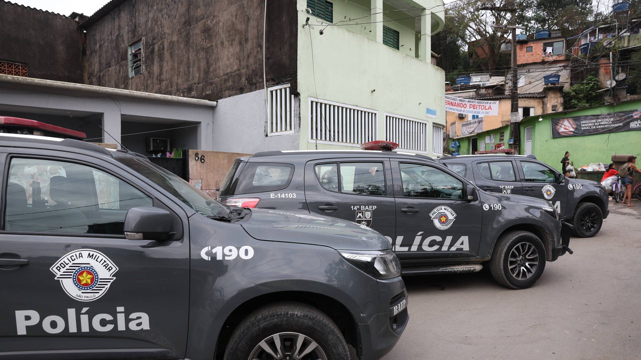 Arsenal destinado ao Comando Vermelho no Alemão é apreendido pela Polícia Civil; mulher é presa