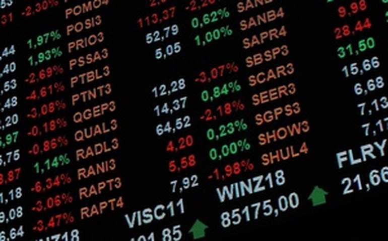 Ibovespa limita perda a 0,49%, a 109,7 mil pontos, com foco na tramitação da PEC