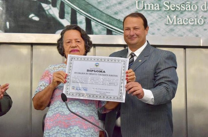 Educadora Maria Valderez é homenageada com a Comenda Tavares Bastos
